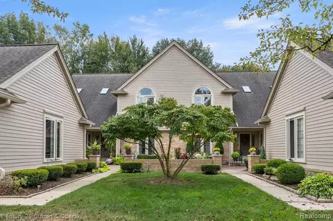 16995 Sandstone Cir, Macomb, MI 48042