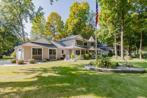 665 Maple Crest Dr, Frankenmuth, MI 48734