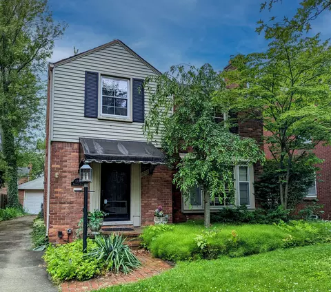 1701 Prestwick Rd, Grosse Pointe Woods, MI 48236