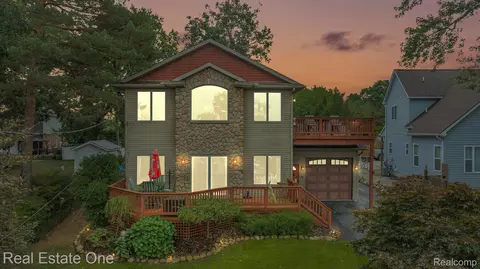 3740 Woodland Dr, Highland, MI 48356