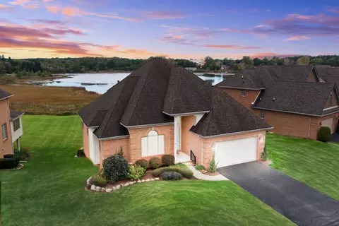 7357 Pine Vista Dr #27, Genoa, MI 48116