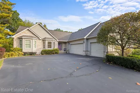 13105 Cove Ridge Dr, Green Oak, MI 48178