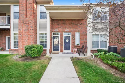 2060 Leighton Dr, Shelby Township, MI 48317