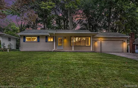 6000 Princess Ln, Clarkston, MI 48346