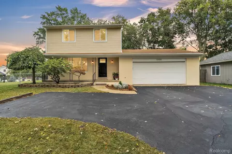 1329 Farmridge Ave, Waterford, MI 48328
