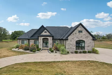 5911 Hartland Rd, Fenton, MI 48430