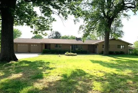 1571 N Hickory Rd, Owosso, MI 48867