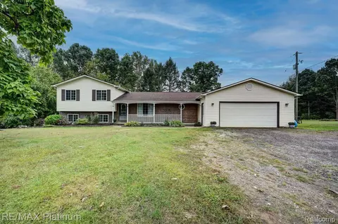 5341 Lobdell Rd, Fenton, MI 48430