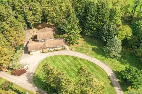 8677 Knox Rd, Springfield, MI 48348