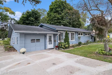617 Forest Dr, Fenton, MI 48430