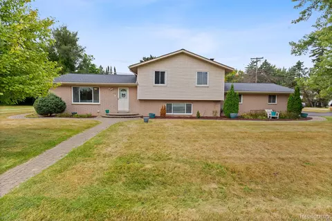 565 Sharon St, Waterford, MI 48328