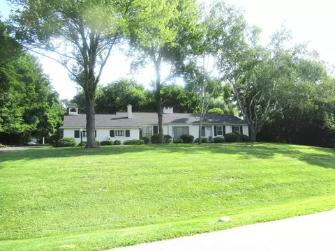 2401 E Hammond Lake Dr, Bloomfield Township, MI 48302