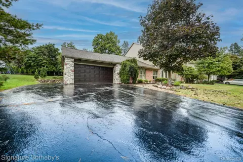 3054 Bloomfield Shore Dr, West Bloomfield, MI 48323