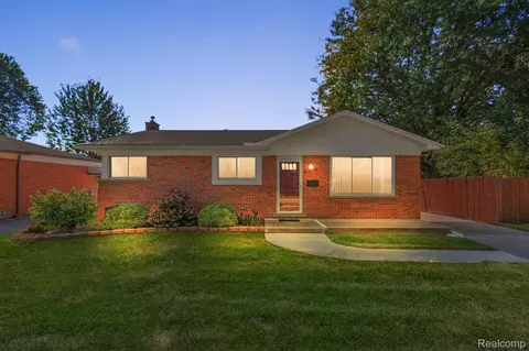 8318 Christine St, Warren, MI 48093