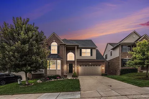 4846 E Stonegate Cir, Lake Orion, MI 48359