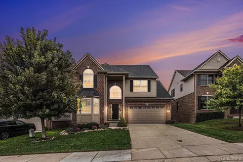 4846 E Stonegate Cir, Orion, MI 48359