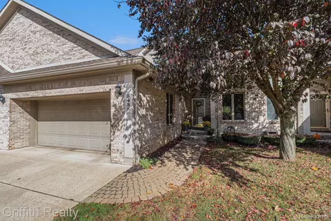 5435 Ivy Crt Ct, Genoa, MI 48843