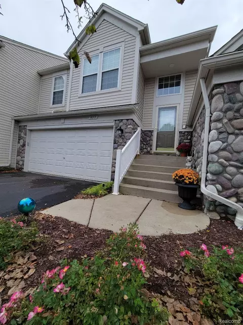 577 Dockside Cir, Holly, MI 48442