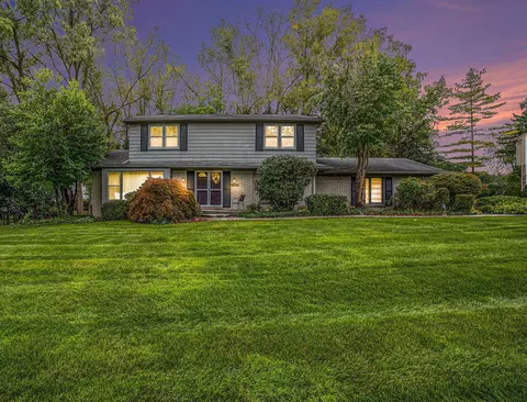 2668 Douglas Dr, Bloomfield Township, MI 48304