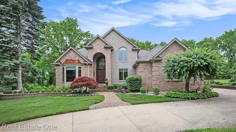 3925 Harvest Creek Ct, Rochester, MI 48306