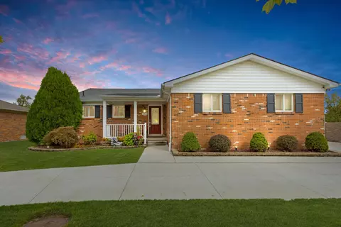 15873 Summit Crt Ct, Macomb, MI 48044