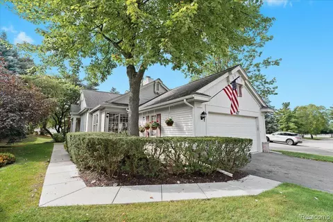 7581 Danbury Cir, West Bloomfield, MI 48322