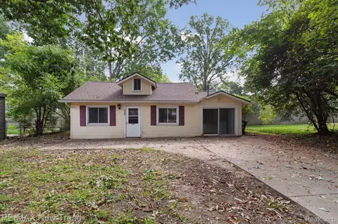 3255 Parker Dr, Royal Oak, MI 48073