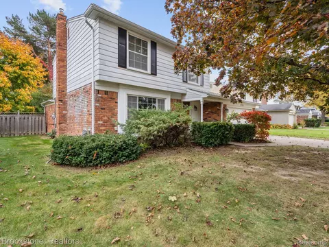 30700 Woodstock St, Southfield, MI 48076