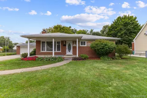 32957 Brown St, Garden City, MI 48135