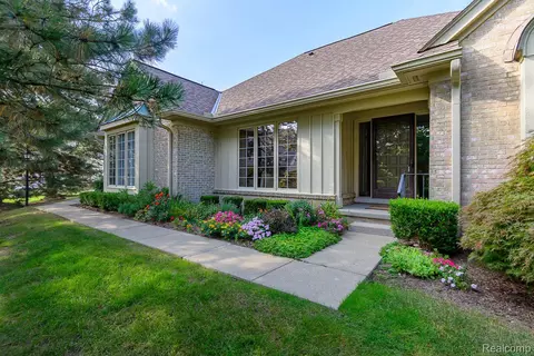 2462 Hickory Glen Dr, Bloomfield Hills, MI 48304