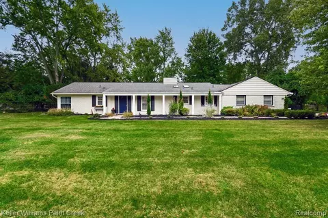 1909 Marie Cir, Bloomfield Hills, MI 48302