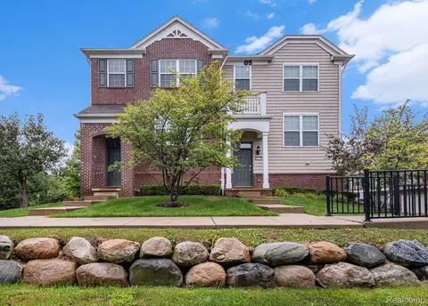 27877 Floyd Ln, Novi, MI 48377