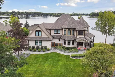 997 Thompson Shore Dr, Oceola, MI 48843