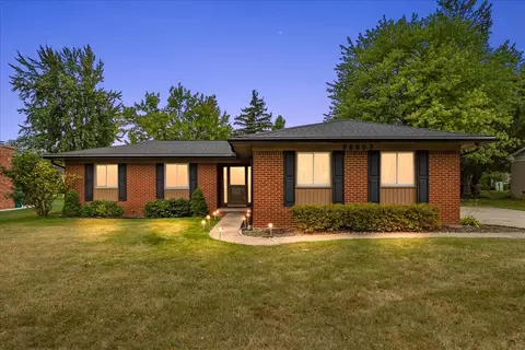 36653 Lansbury Ln, Farmington, MI 48335