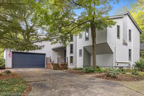 3665 White Lake Hills Dr, White Lake, MI 48383