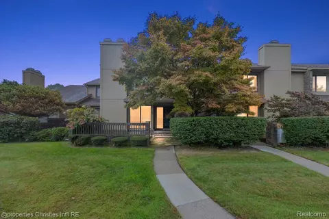 1806 S Hill Blvd, Bloomfield Township, MI 48304