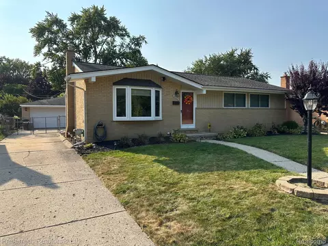 14749 Country Club Dr, Livonia, MI 48154