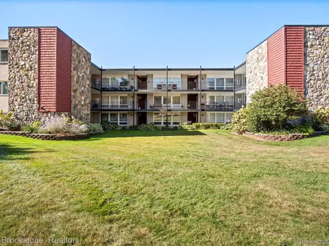 4345 Crooks Rd #32, Royal Oak, MI 48073