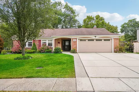 4812 Foxcroft Dr, Troy, MI 48085