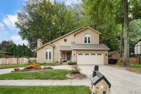 40833 Cascade Dr, Sterling Heights, MI 48313