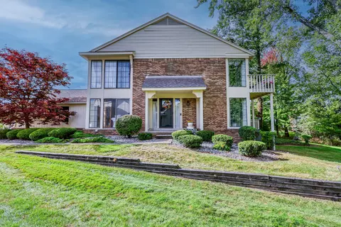 7129 Creeks Xing, West Bloomfield, MI 48322