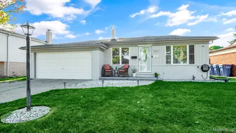 32517 Beechwood Dr, Warren, MI 48088