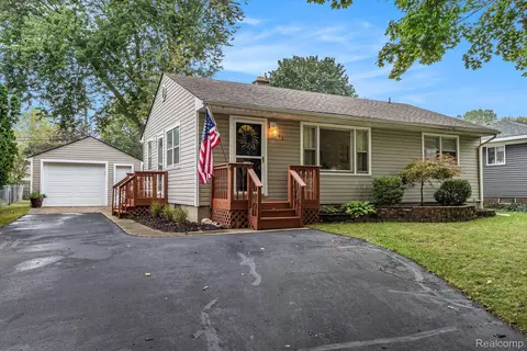 111 Goldner Ave, Waterford, MI 48328