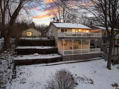 11740 Highridge Dr, Pinckney, MI 48169