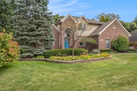 979 Suchava Dr, White Lake, MI 48386