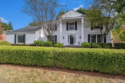 5691 Fox Hunt Ln, West Bloomfield, MI 48322