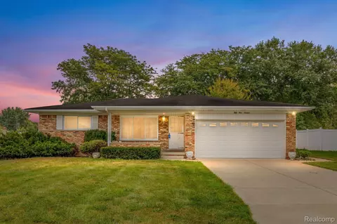 5419 Fairview Dr, Grand Blanc, MI 48439