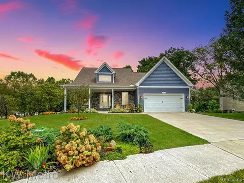 836 Oak Canyon Crt Ct, Holly, MI 48442