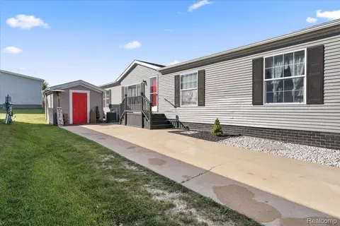 11976 Cedarbrook Dr, Green Oak, MI 48178