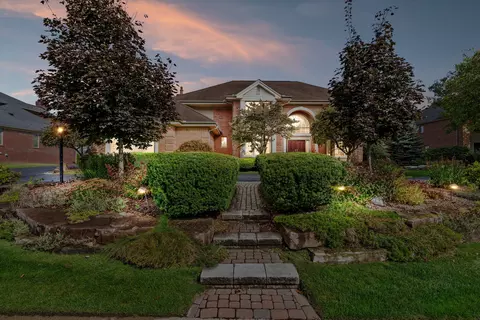 2540 Golf Crest Dr, Rochester Hills, MI 48309